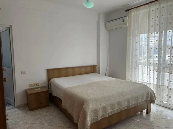 Tirane, jepet me qera apartament 3+1 Kati 5, 125 m² 700 € (Selvia)