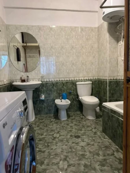 Tirane, jepet me qera apartament 3+1 Kati 5, 125 m² 700 € (Selvia)