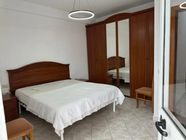 Tirane, jepet me qera apartament 3+1 Kati 5, 125 m² 700 € (Selvia)