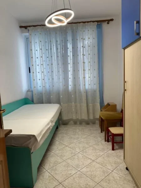Tirane, jepet me qera apartament 3+1 Kati 5, 125 m² 700 € (Selvia)