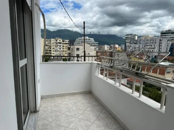 Tirane, jepet me qera apartament 3+1 Kati 5, 125 m² 700 € (Selvia)
