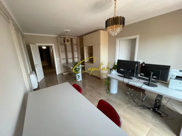 Tirane, jepet me qera zyre Kati 5, 35 m² 400 € (RRUGA E KAVAJES)