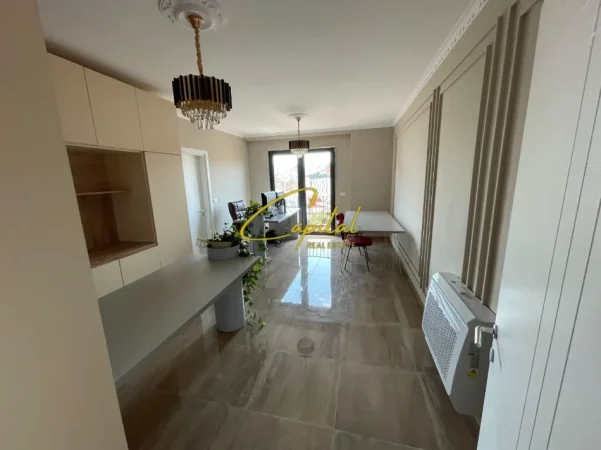 Tirane, jepet me qera zyre Kati 5, 35 m² 400 € (RRUGA E KAVAJES)