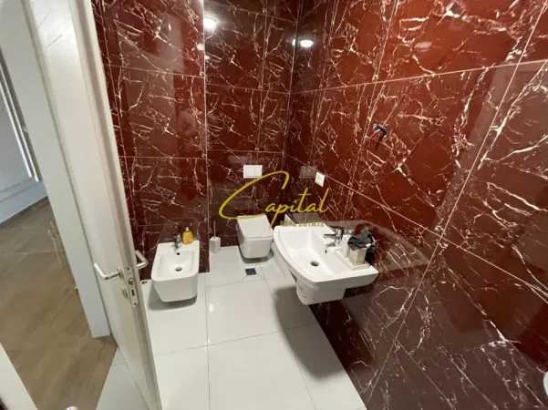 Tirane, jepet me qera zyre Kati 5, 35 m² 400 € (RRUGA E KAVAJES)