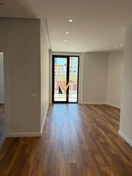 Tirane, jepet me qera zyre Kati 5, 100 m² 1.500 € (KOMUNA E PARISIT)