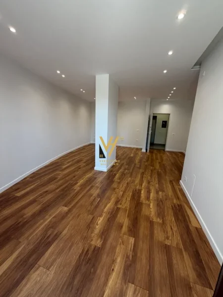 Tirane, jepet me qera zyre Kati 5, 100 m² 1.500 € (KOMUNA E PARISIT)
