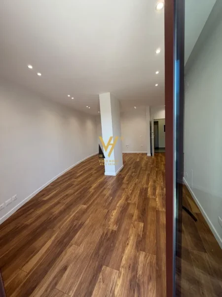 Tirane, jepet me qera zyre Kati 5, 100 m² 1.500 € (KOMUNA E PARISIT)