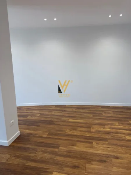 Tirane, jepet me qera zyre Kati 5, 100 m² 1.500 € (KOMUNA E PARISIT)