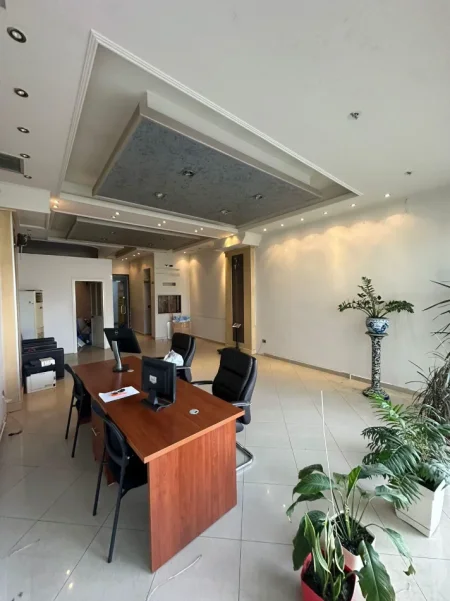 Tirane, jepet me qera zyre Kati 2, 75 m² 800 € (prane kaza market)