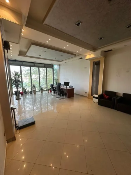 Tirane, jepet me qera zyre Kati 2, 75 m² 800 € (prane kaza market)