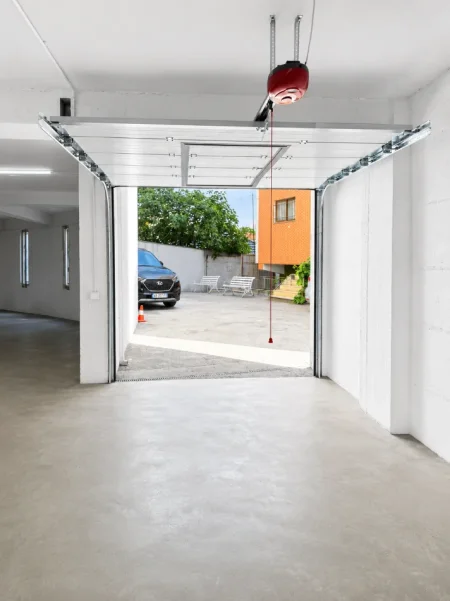 Tirane, jepet me qera magazine Kati 0, 500 m² 2.000 € (Shkoze, prane ish News 24)