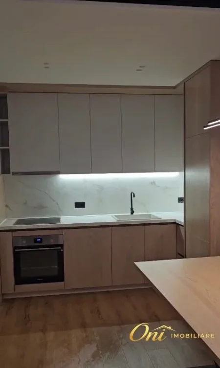 Tirane, jepet me qera apartament 1+1 Kati 10, 80 m² 850 € (GOLDEN TOWER)