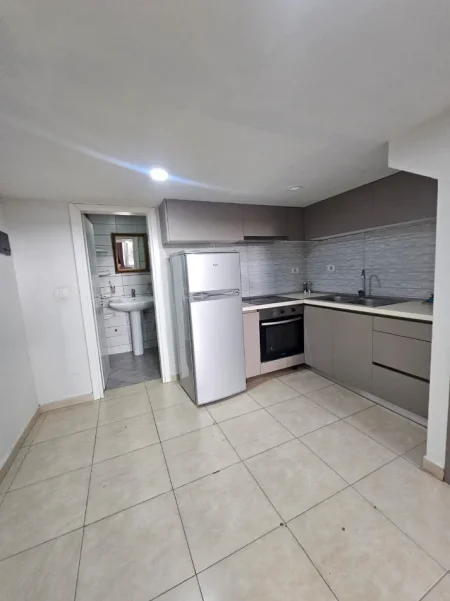 Tirane, jepet me qera apartament 1+1+Ballkon Kati 1, 370 € (Kodra e Diellit)