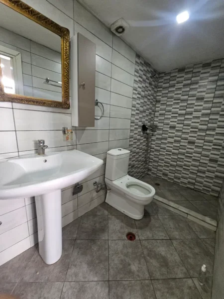 Tirane, jepet me qera apartament 1+1+Ballkon Kati 1, 370 € (Kodra e Diellit)