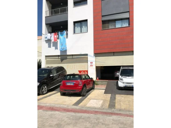 Tirane, jepet me qera ambjent biznesi Kati 0, 650 m² 2.500 € (Mezez)