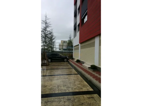 Tirane, jepet me qera ambjent biznesi Kati 0, 650 m² 2.500 € (Mezez)