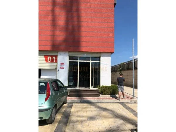 Tirane, jepet me qera ambjent biznesi Kati 0, 650 m² 2.500 € (Mezez)