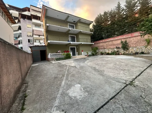 Tirane, jepet me qera Vile 3 Katshe Kati 3, 510 m² 3.000 € (PRANE FURRES SE BUKES MELISA)