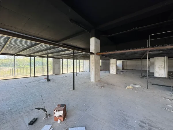 Tirane, jepet me qera dyqan Kati 0, 625 m² 12.000 € (PRANE RADISSON)
