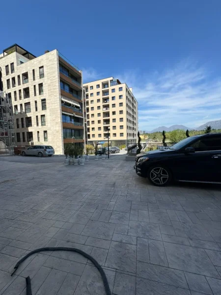 Tirane, jepet me qera dyqan Kati 0, 625 m² 12.000 € (PRANE RADISSON)