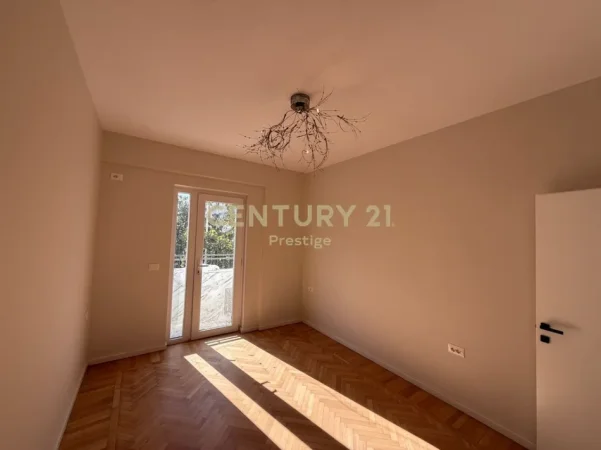 Tirane, jepet me qera zyre Kati 1, 70 m² 800 € 
