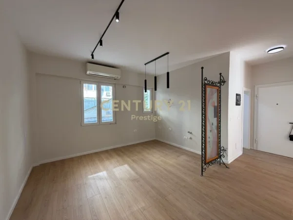 Tirane, jepet me qera zyre Kati 1, 70 m² 800 € 