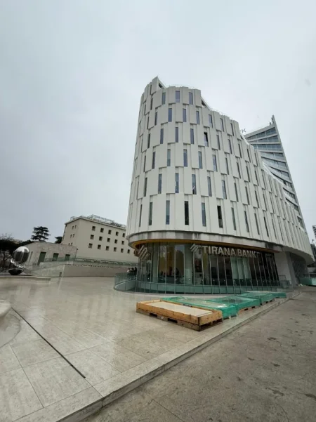 Tirane, jepet me qera zyre Kati 3, 637 m² 20.000 € (BULEVARDI ZHAN DARK)