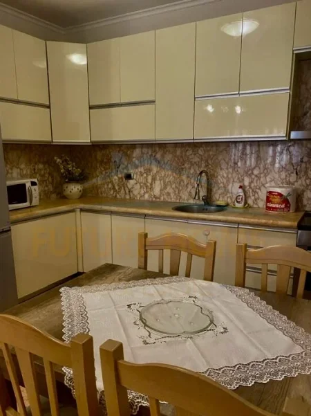 Tirane, jepet me qera apartament 3+1 Kati 2, 120 m² 800 € 