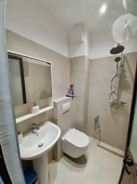 Tirane, jepet me qera apartament 1+1+Ballkon Kati 1, 60 m² 500 € (Don Bosko)