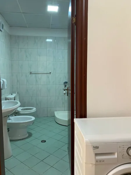 Tirane, jepet me qera apartament 1+1 Kati 2, 72 m² 350 € (YZBERISHT)