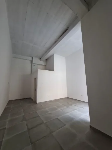 Tirane, jepet me qera ambjent biznesi Kati 0, 54 m² 600 € (Rruga e Durresit)