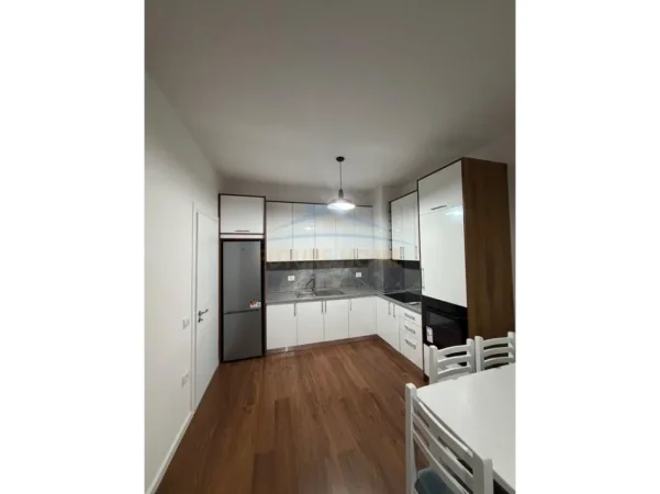 Tirane, jepet me qera apartament 1+1 Kati 5, 74 m² 500 € (UNAZA E RE)