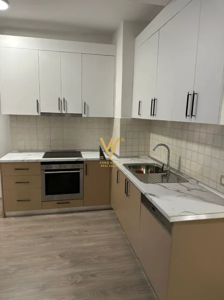 Tirane, jepet me qera apartament 2+1+Ballkon Kati 6, 150 m² 830 € (ASTIR)