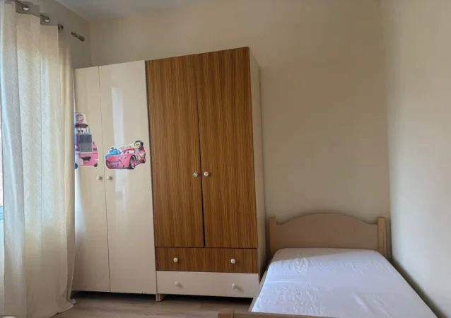 Tirane, jepet me qera apartament 2+1 Kati 1, 120 m² 700 € (Rruga e Elbasanit)