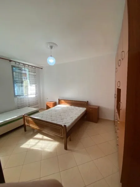 Tirane, jepet me qera apartament 1+1+Ballkon Kati 3, 72 m² 350 € (yzberisht)