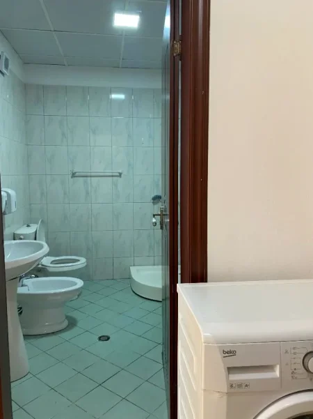 Tirane, jepet me qera apartament 1+1+Ballkon Kati 3, 72 m² 350 € (yzberisht)