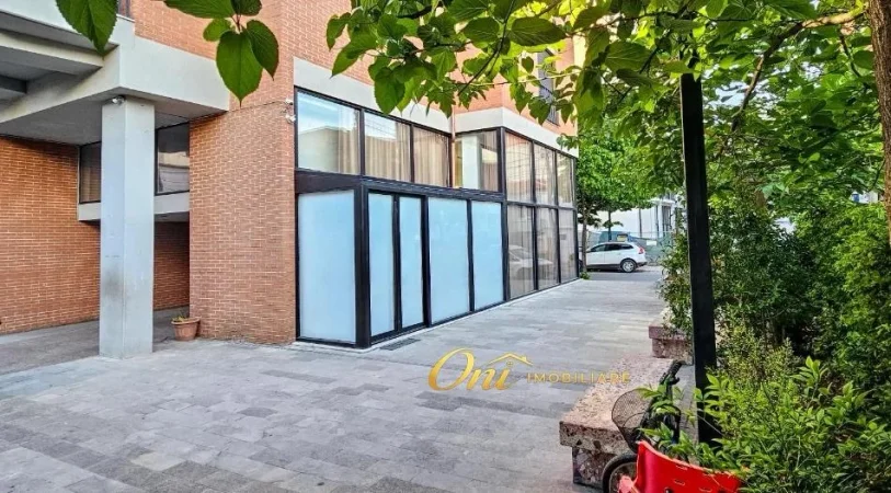 Tirane, jepet me qera dyqan Kati 0, 45 m² 600 € (SHKOLLA KUQE)