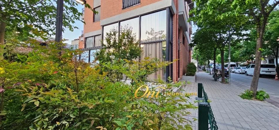 Tirane, jepet me qera dyqan Kati 0, 45 m² 600 € (SHKOLLA KUQE)