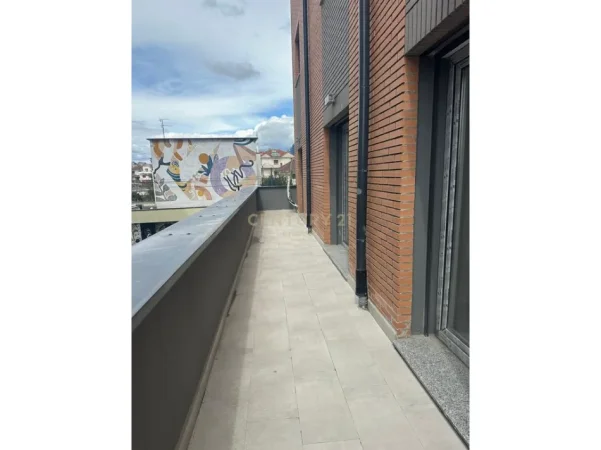 Tirane, jepet me qera zyre Kati 1, 105 m² 600 € (në Rezidencën Dael, në fund të Bulevardit të Ri)