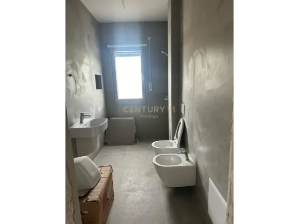 Tirane, jepet me qera zyre Kati 1, 105 m² 600 € (në Rezidencën Dael, në fund të Bulevardit të Ri)