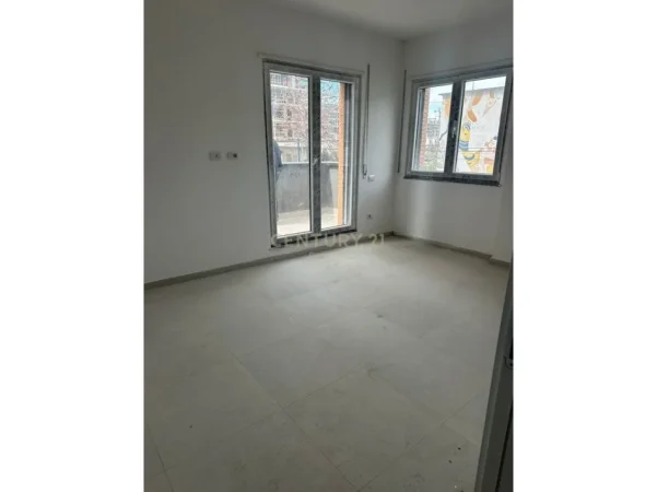 Tirane, jepet me qera zyre Kati 1, 105 m² 600 € (në Rezidencën Dael, në fund të Bulevardit të Ri)
