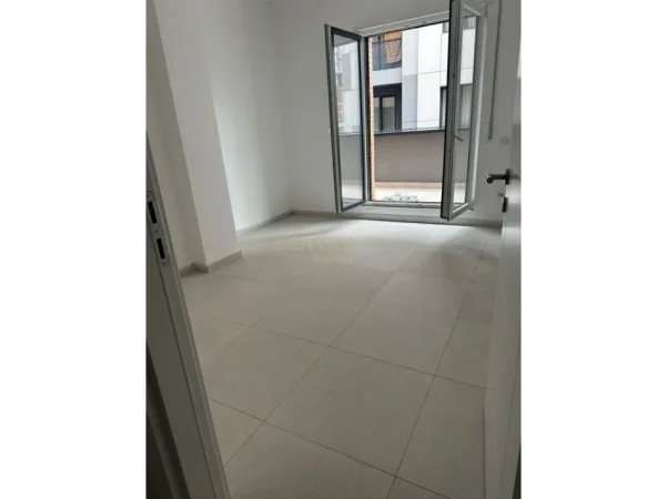 Tirane, jepet me qera zyre Kati 1, 105 m² 600 € (në Rezidencën Dael, në fund të Bulevardit të Ri)