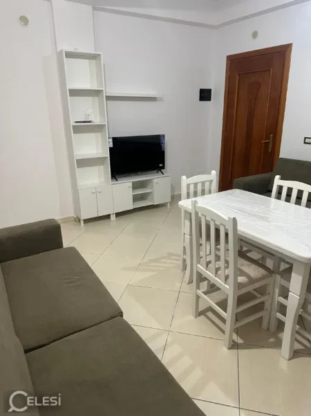 Tirane, jepet me qera apartament 2+1+Ballkon Kati 3, 70 m² 350 € (KINOSTUDIO)