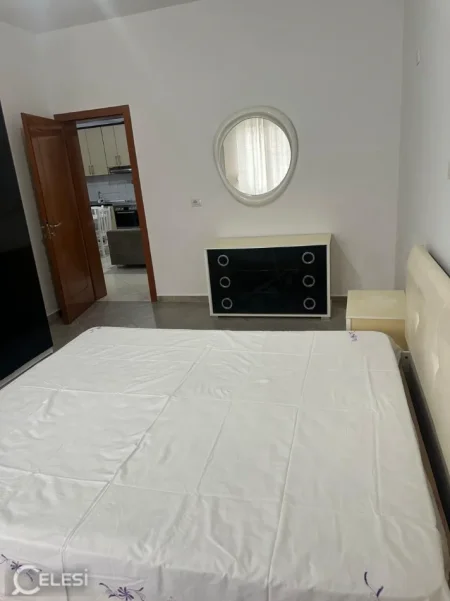 Tirane, jepet me qera apartament 2+1+Ballkon Kati 3, 70 m² 350 € (KINOSTUDIO)