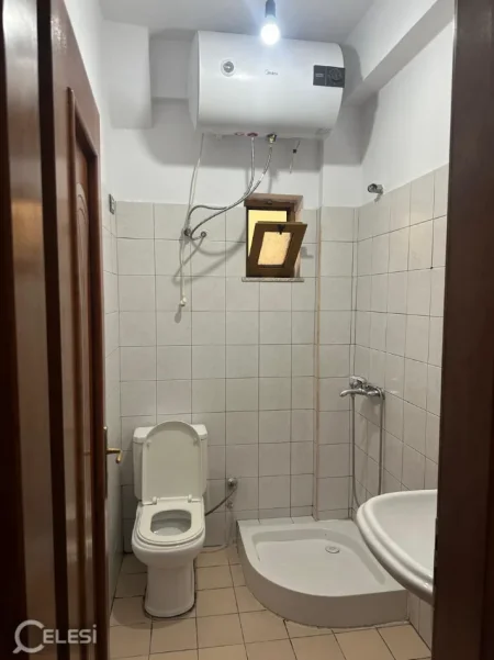 Tirane, jepet me qera apartament 2+1+Ballkon Kati 3, 70 m² 350 € (KINOSTUDIO)
