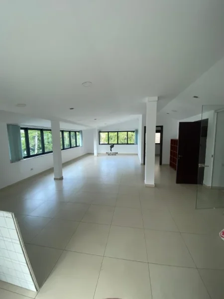 Tirane, jepet me qera zyre Kati 1, 230 m² 1.500 € (BRRYLI)