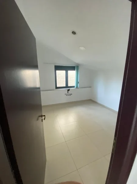 Tirane, jepet me qera zyre Kati 1, 230 m² 1.500 € (BRRYLI)