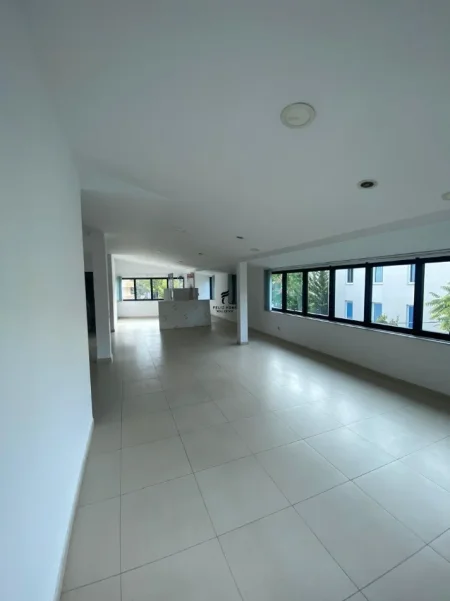 Tirane, jepet me qera zyre Kati 1, 230 m² 1.500 € (BRRYLI)