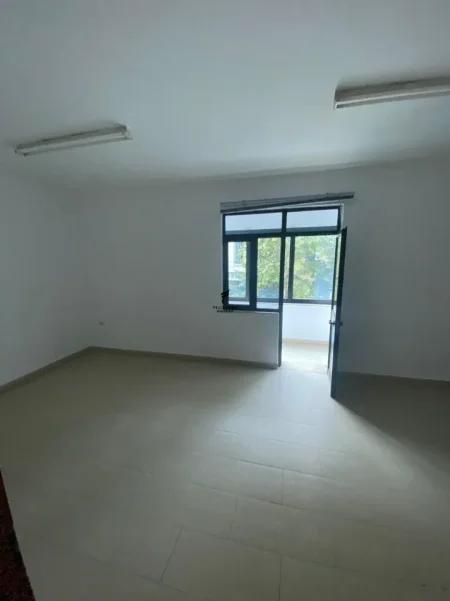 Tirane, jepet me qera zyre Kati 1, 230 m² 1.500 € (BRRYLI)