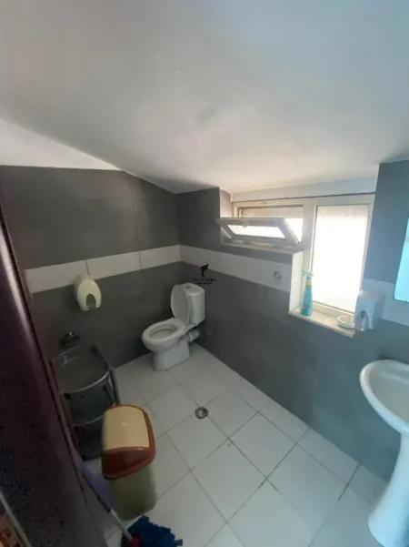 Tirane, jepet me qera zyre Kati 1, 230 m² 1.500 € (BRRYLI)